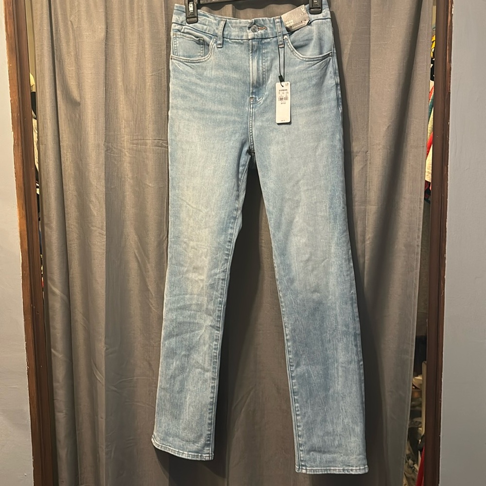 NWT. Express women’s 90s slim high rise Flexx hyper stretch. Size medium.